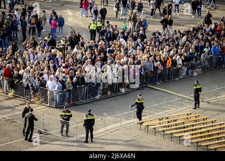 2022-05-04 18:43:06 AMSTERDAM - vue d'ensemble du barrage avant le jour national du souvenir sur la place du Dam. REMKO DE WAAL pays-bas hors - belgique hors Banque D'Images