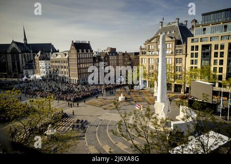 2022-05-04 18:43:21 AMSTERDAM - vue d'ensemble du barrage avant le jour national du souvenir sur la place du Dam. REMKO DE WAAL pays-bas hors - belgique hors Banque D'Images
