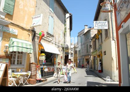 Rue commerçante de la vieille ville d'Arles, Camargue, Provence-Alpes-Côte d'Azur, France Banque D'Images