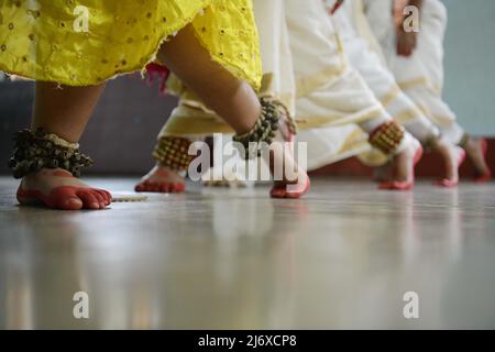 Les élèves du groupe de danse classique préparent une classe de danse dans une école de danse à l'occasion de la Journée internationale de la danse à Agartala. Le 29th avril marque la Journée internationale de la danse. Agartala, Tripura, Inde. Banque D'Images