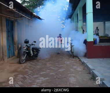 Un travailleur fumige une zone de marché en tant que mesure préventive contre les maladies transmises par les moustiques lors de la Journée mondiale contre le paludisme. La Journée mondiale contre le paludisme est célébrée chaque année le 25th avril pour attirer l'attention sur les efforts déployés pour mettre fin au paludisme et encourager les actions visant à réduire les souffrances et les décès dus à la maladie. Agartala, Tripura, Inde. Banque D'Images