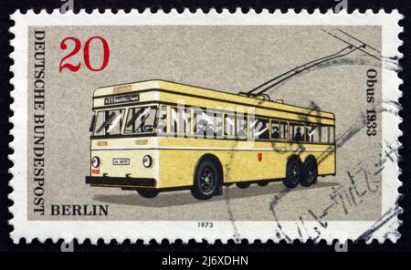 ALLEMAGNE - VERS 1973: Un timbre imprimé en Allemagne montre Electrobus, 1933, transport public à Berlin, vers 1973 Banque D'Images