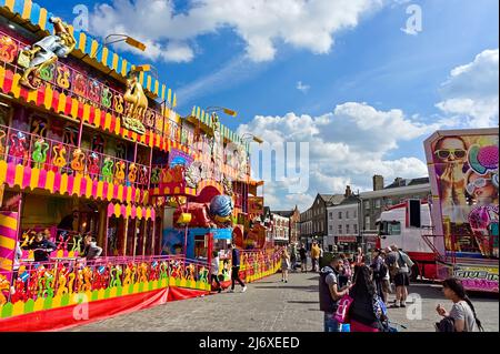 Les gens apprécient la foire annuelle de mai dans le centre-ville de Boston par une journée ensoleillée de printemps. Boston Lincolnshire Banque D'Images