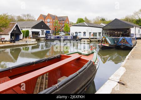 Braunston, Northamptonshire, Royaume-Uni, mai 3rd 2022 : les bateaux à rames et les bâtiments d'atelier de Braunston Marina se reflètent dans l'eau. Banque D'Images