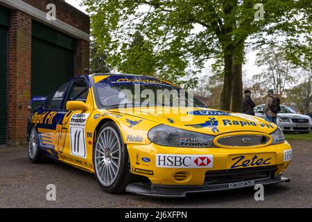 Ford Mondeo BTCC 2000 Alain Menu voiture de course exposée au Scramble d'avril qui s'est tenu au Bicester Heritage Centre le 23rd avril 2022 Banque D'Images