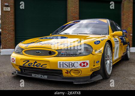 Ford Mondeo BTCC 2000 Alain Menu voiture de course exposée au Scramble d'avril qui s'est tenu au Bicester Heritage Centre le 23rd avril 2022 Banque D'Images