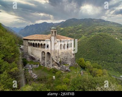 Vue panoramique aérienne depuis le drone du Sanctuaire de Saint-Patrick (San Patrizio) construit sur la falaise, Colzate, Bergame, Italie Banque D'Images