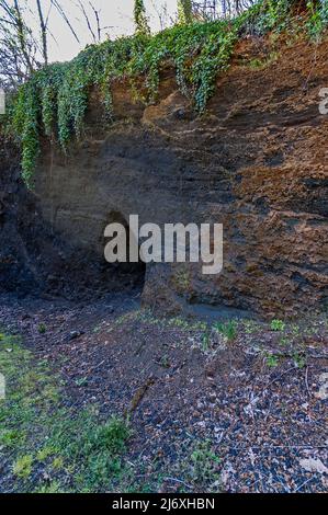 Une petite grotte ou excavation au parc Mt.Tabor à Portland, Oregon. Banque D'Images