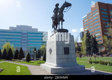 Statue équestre de Russell Lambert Boyle dans Central Memorial Park, Calgary (Alberta). Boyle était un éleveur canadien et une brasure qui a servi dans le 2nd B. Banque D'Images