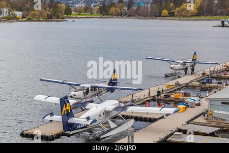 Avions flottants amarrés à l'aéroport du port de Vancouver. Hydravions à l'aéroport de Vancouver Harbour Flight Centre-avril 11,2022-Vancouver BC, Canada. Trave Banque D'Images