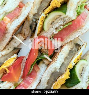 Tramezzini italien. Sandwichs végétariens. Toasts sains avec omelette, poivrons, courgettes et tomates pour le petit déjeuner ou le déjeuner. Régime à base de plantes. WH Banque D'Images