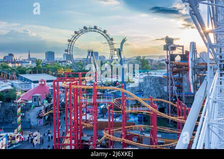 Wien, Vienne: Parc d'attractions Prater (Wurstelprater), grande roue, vue sur le centre-ville, vue de la grande roue 'Blumenrad' (roue fleurie) en 02. Lion Banque D'Images