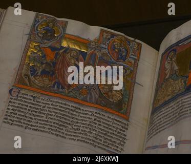 Apocalypse. Avec le commentaire de Berengaudus de Ferrière (840-892) et de Haimo Autissiodorensis (Haimo d'Auxerre) (mort ca. 865). London, Winchester ou Salisbury (Angleterre), c. 1265-1275. Illuminateurs : artistes collaborateurs d'un atelier d'anglais. Manuscrit sur parchemin. FOL. 68v. Miniature montrant les trois damnuations du diable: La chute des anges rebelles, le naufeur de l'Enfer et Satan est jeté dans le tourment éternel de l'Enfer. Musée Calouste Gulbenkian. Lisbonne, Portugal. Banque D'Images