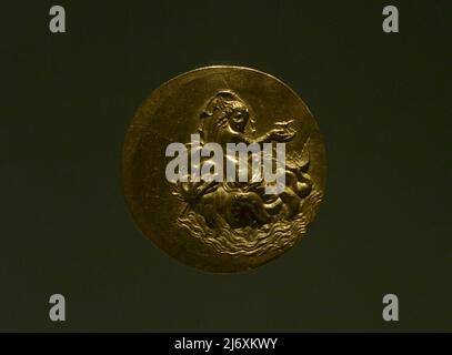 Medaillon représentant un Nereid à cheval sur un dragon de mer. Médaillons d'Aboukir. 3rd-4th siècles. Trouvé dans Abukir (Egypte). Grec. Or. Musée Calouste Gulbenkian. Lisbonne. Portugal. Banque D'Images