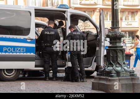 04 mai 2022, Hessen, Francfort-sur-le-main: Des policiers se tiennent sur le Römerberg à Francfort pour garder un œil sur les fans du club de football anglais West Ham United. Les Anglais rencontrent Eintracht Francfort jeudi (06,02), la police se prépare à d'éventuels affrontements entre les deux camps. Photo : Boris Roessler/dpa Banque D'Images