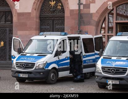 04 mai 2022, Hessen, Francfort-sur-le-main: Des policiers se tiennent sur le Römerberg à Francfort pour garder un œil sur les fans du club de football anglais West Ham United. Les Anglais rencontrent Eintracht Francfort jeudi (06,02), la police se prépare à d'éventuels affrontements entre les deux camps. Photo : Boris Roessler/dpa Banque D'Images