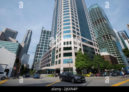Singapore City, Singapour - Mai 01,2022 : vue basse grand angle sur les gratte-ciels modernes dans le quartier des affaires de la ville de Singapour. Banque D'Images