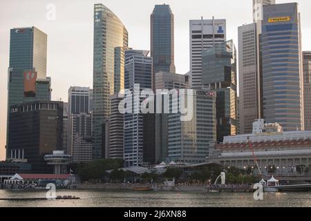 Singapore City, Singapour - Mai 01,2022 : vue basse grand angle sur les gratte-ciels modernes dans le quartier des affaires de la ville de Singapour. Banque D'Images