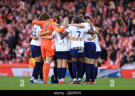 Londres, Royaume-Uni. 04th mai 2022. Tottenham Hotspur les joueuses forment un caucus d'équipe avant le début du match. Barclays FA Women's super League match, Arsenal Women contre Tottenham Hotspur Women au stade Emirates de Londres le mercredi 4th mai 2022. Cette image ne peut être utilisée qu'à des fins éditoriales. Utilisation éditoriale uniquement, licence requise pour une utilisation commerciale. Aucune utilisation dans les Paris, les jeux ou les publications d'un seul club/ligue/joueur.pic par Steffan Bowen/Andrew Orchard sports Photography/Alay Live News crédit: Andrew Orchard sports Photography/Alay Live News Banque D'Images