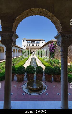 Patio de la Acequia dans le monumental Alhambra de Grenade, en Espagne Banque D'Images