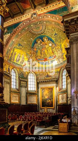 Nef principale et presbytère de la basilique papale de Sainte Marie majeure, Basilique de Santa Maria Maggiore, dans le centre historique de Rome Banque D'Images