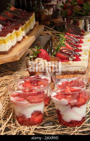 biscuits et pâtisseries aux fraises rouges, festival de la nourriture, mets sucrés et table de desserts. Banque D'Images