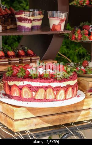 biscuits et pâtisseries aux fraises rouges, festival de la nourriture, mets sucrés et table de desserts. Banque D'Images