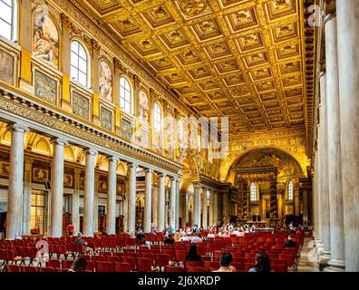 Rome, Italie - 27 mai 2018 : nef et presbytère principal de la basilique papale de Saint Mary Major, Basilique de Santa Maria Maggiore, dans le centre historique de la ville Banque D'Images