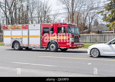 Un camion ou un moteur d'incendie se précipitant en cas d'urgence et conduisant dans le mauvais côté de l'avenue Victoria Park. Banque D'Images