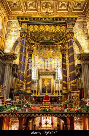 Nef principale et presbytère de la basilique papale de Sainte Marie majeure, Basilique de Santa Maria Maggiore, dans le centre historique de Rome Banque D'Images