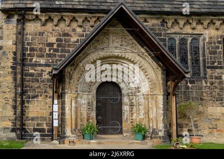 L'architecture normande de la porte de l'église paroissiale Adel St Jean-Baptiste, Leeds. Banque D'Images