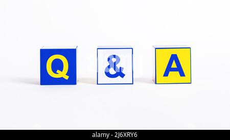 Cubes avec lettres q a. Concept FAQ. Symbole de questions et réponses indiquant la possibilité de trouver une réponse ou de poser une question à l'aide de l'option proposée. Photo de haute qualité Banque D'Images
