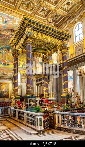 Nef principale et presbytère de la basilique papale de Sainte Marie majeure, Basilique de Santa Maria Maggiore, dans le centre historique de Rome Banque D'Images