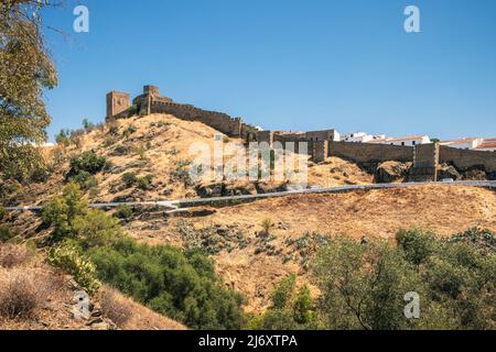 Vue panoramique sur le château de Mértola au Portugal par une journée ensoleillée en été. Banque D'Images