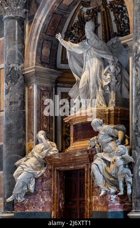 Rome, Italie - 27 mai 2018 : monument du pape Benoît XIV Prospero Lambertini par Pietro Bracci, à la nef droite de la basilique papale Saint-Pierre, San Pietr Banque D'Images