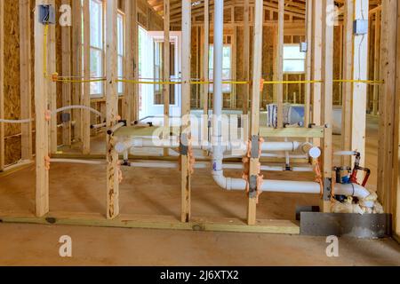 Construction d'une nouvelle maison construite avec des tuyaux de plomberie en plastique PEX à eau chaude et froide. Banque D'Images