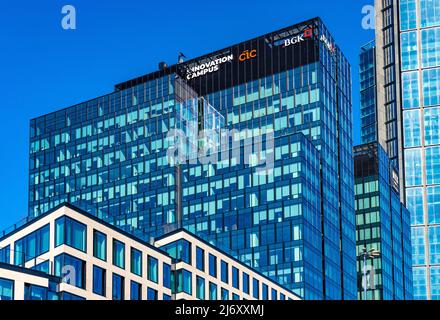 Varsovie, Pologne - 18 mars 2022 : Varso place Tower by HB Reavis complexe hôtelier et de bureaux dans la rue Chmielna, dans le quartier des affaires de Srodmiescie à Varsovie Banque D'Images