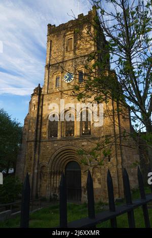 L'église du Prieuré de Sainte-Marie-la-Vierge, Chepstow, Monbucshire, pays de Galles du Sud, au crépuscule. Banque D'Images