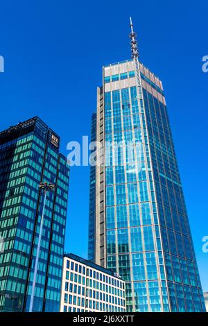 Varsovie, Pologne - 18 mars 2022 : Varso place Tower by HB Reavis complexe hôtelier et de bureaux dans la rue Chmielna, dans le quartier des affaires de Srodmiescie à Varsovie Banque D'Images