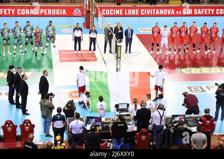 Forum Eurosuole, Civitanova Marche, Italie, 04 mai 2022, Les joueurs de la Cucine Lube Civitanovae ad Sir Safety Conad Perugia se sont alignés sur le terrain de jeu pendant le Play Off - Cucine Lube Civitanova vs Sir Safety Conad Perugia - Volleyball Italien Serie A Men SuperLeague Championship Banque D'Images