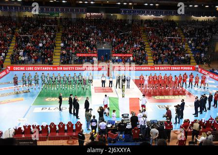 Forum Eurosuole, Civitanova Marche, Italie, 04 mai 2022, Les joueurs de la Cucine Lube Civitanovae ad Sir Safety Conad Perugia se sont alignés sur le terrain de jeu pendant le Play Off - Cucine Lube Civitanova vs Sir Safety Conad Perugia - Volleyball Italien Serie A Men SuperLeague Championship Banque D'Images