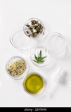 Résumé laboratoire cosmétique dans la recherche sur le cannabis. Cosmétiques naturels ou super-aliments. Usage de plus en plus légal et médical de la marijuana. Vue de dessus Banque D'Images