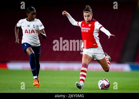 LONDRES, ROYAUME-UNI. MAI 4th Steph Catley d'Arsenal contrôle le ballon lors du match de la Super League féminine de Barclays FA entre Arsenal et Tottenham Hotspur au stade Emirates, Londres, le mercredi 4th mai 2022. (Credit: Federico Maranesi | MI News) Credit: MI News & Sport /Alay Live News Banque D'Images