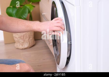 Machine à sécher dans la maison pour sécher le linge, les vêtements, le linge de lit. Sèche-linge. Banque D'Images