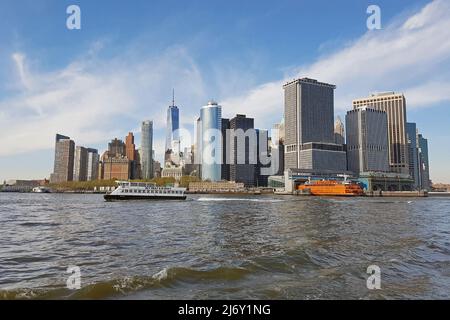 Un navire qui plonne sur le fleuve Hudson par beau temps l'été transportant des passagers et des moyens de transport. Bateau blanc sur le fond des gratte-ciel marchant le long de la TH Banque D'Images