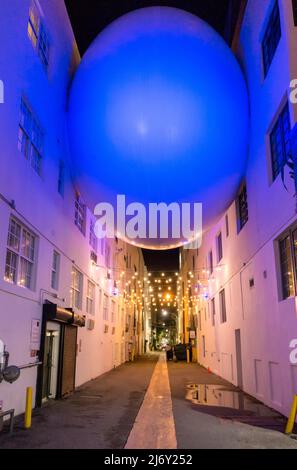 L'installation d'art public Betsy Orb reliant deux bâtiments de Miami Beach, Miami, Floride, États-Unis Banque D'Images