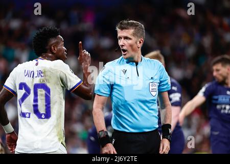 Espagne. 04th mai 2022. Daniele Orsato avec Vinicius Junior du Real Madrid pendant le match de demi-finale de la Ligue des champions de l'UEFA entre le Real Madrid et Manchester City au stade Santiago Bernabeu de Madrid. Crédit : DAX Images/Alamy Live News Banque D'Images