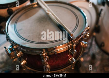 Haut angle de pilons de bois sur tambour préparé pour la représentation en direct du groupe de rock en studio Banque D'Images