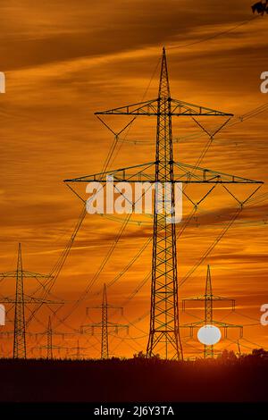 Transport de l'électricité avec le fil de tension hgh sur pylône Banque D'Images