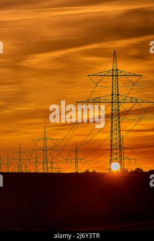 Transport de l'électricité avec le fil de tension hgh sur pylône Banque D'Images